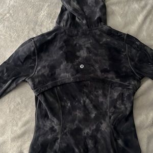 lululemon hooded define jacket nulu.
Black & grey tie dye. Lightly worn! Size 4.